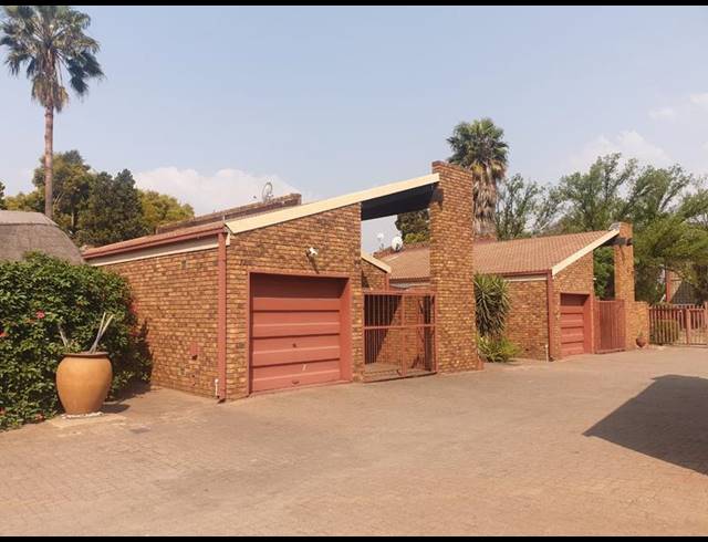 3 BEDROOM TOWNHOUSE FOR SALE IN VANDERBIJLPARK CW 3